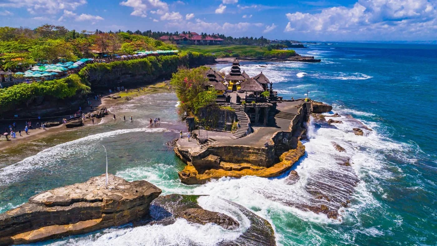 Pura Tanah Lot Bali bersama Baladewa Tour